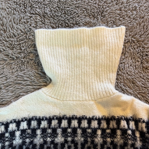 Universal Thread Fuzzy Eyelash Turtleneck Pullover Sweater Medium - Picture 7 of 8